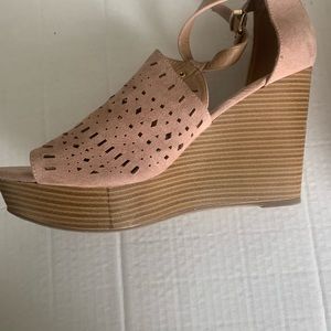 Woman’s Report Wedged Heel Shoe. Mauve Size 10